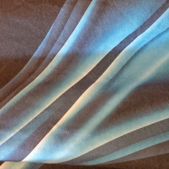 Noracora top women's size medium M US 8 shades of blue on black (I think black) - Picture 3 of 10